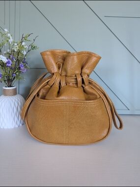 vintage Sprayberry drawstring bucket bag, likely dating from th 1960s or 1970s
